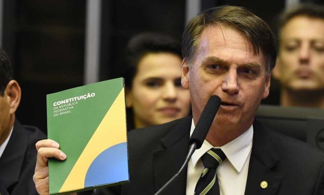 Bolsonaro contraria a Constituição e inviabiliza sindicatos ao dificultar contribuição, dizem advogados