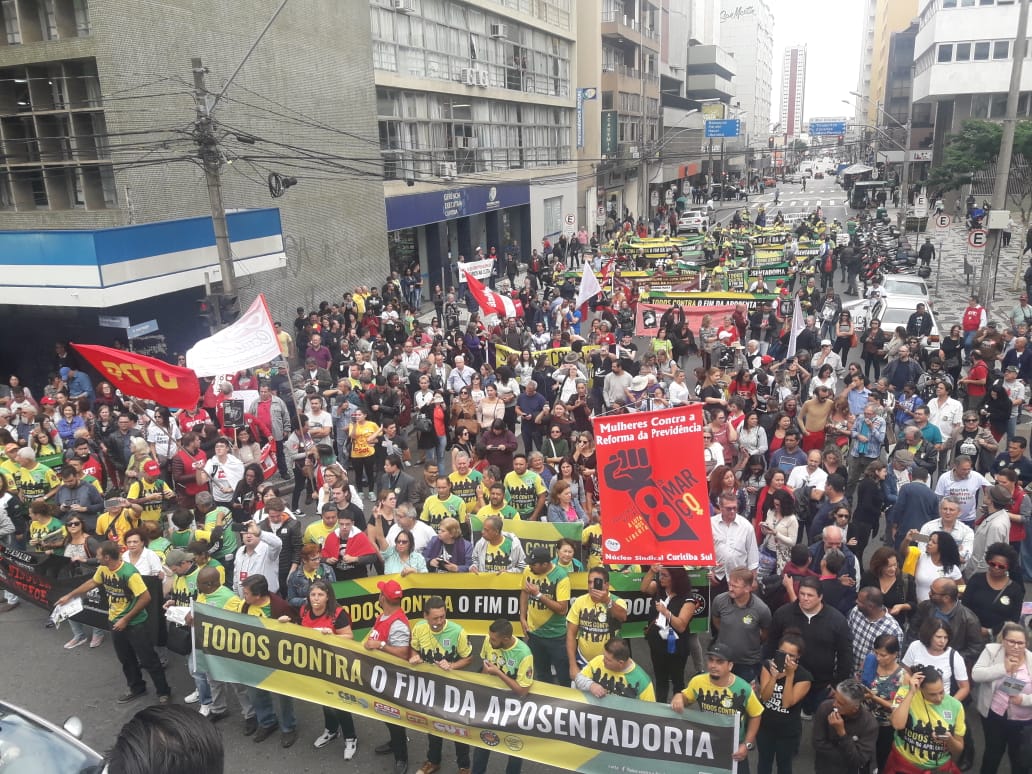 5 mil trabalhadores vão para as ruas de Curitiba e dão o recado contra o fim da Aposentadoria