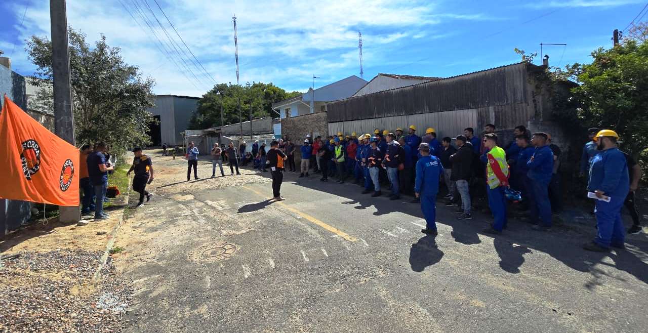 Metalúrgicos da Raitz entram em greve após empresa manter recusa em negociar acordo salarial