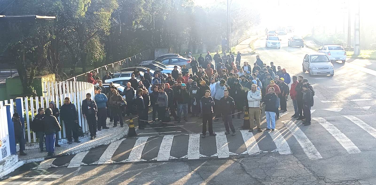 Após mobilização, metalúrgicos da S.R.S garantem acordo com vale-mercado de R$ 1.200,00