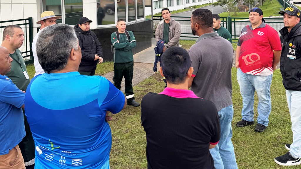 Após greve, metalúrgicos da Simoldes Aços conquistam acordo com 85% de aumento no vale-mercado