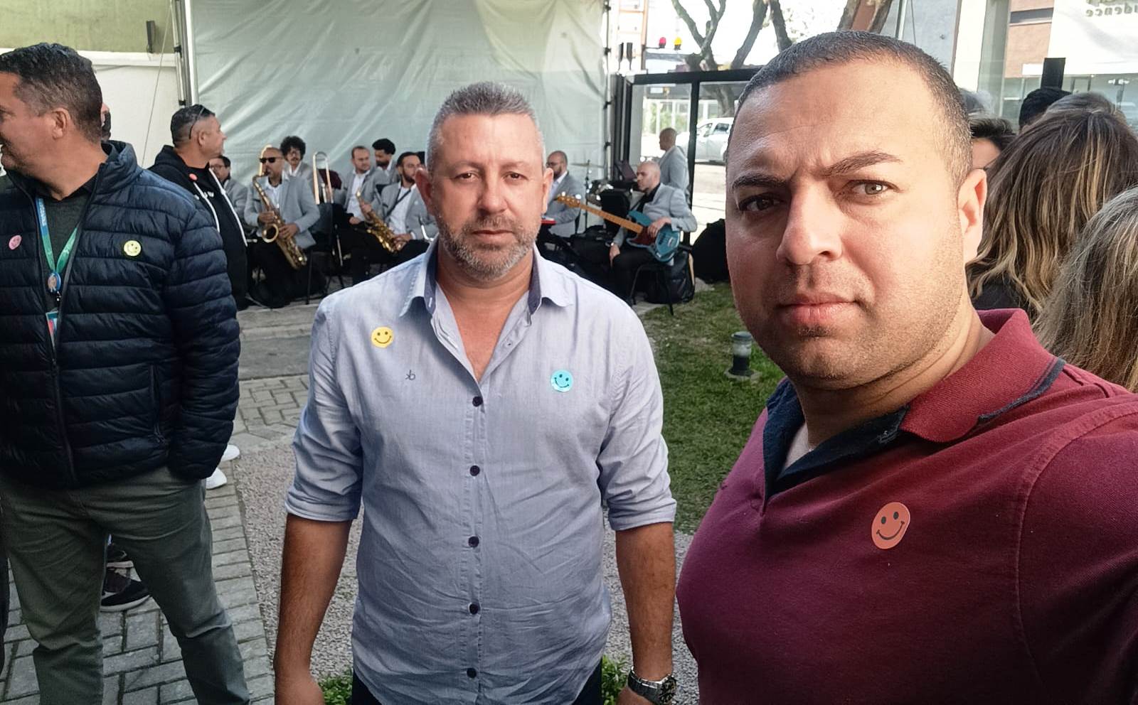 O delegado sindical na Maflow, João Eleonor(ao fundo) e o delegado sindical na Cabs, Vagner Marciano, durante a inauguração