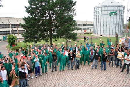 Metalúrgicos da Brasilsat paralisam atividades e conquistam implantação de benefícios