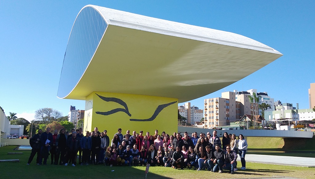Curso de inglês do SMC realiza atividade no Museu Oscar Niemeyer