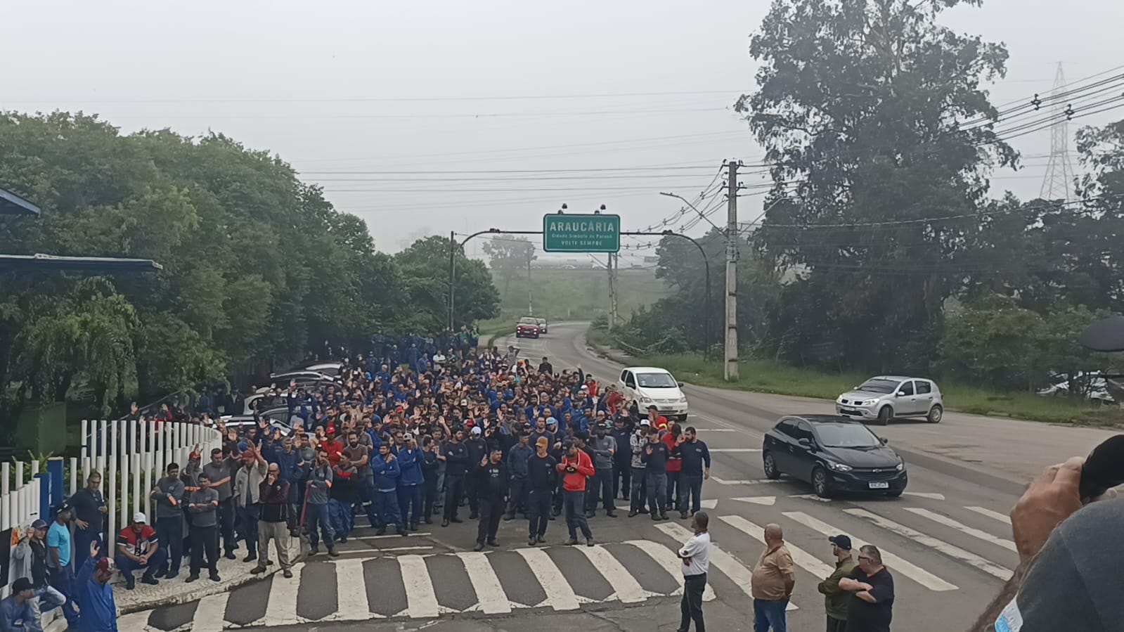 Trabalhadores da Brafer e S.R.S definem encaminhamentos na porta de fábrica. Entre eles PLR e prazo de 72h