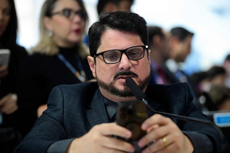 Renan Calheiros e Randolfe denunciam Marcos do Val ao Conselho de Ética por conspirar contra democracia