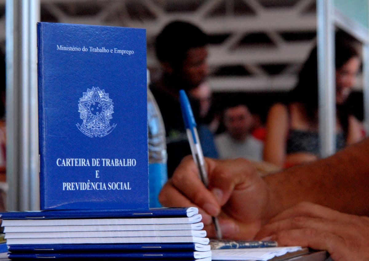 Cresce número de trabalhadores que ganham no máximo um salário mínimo