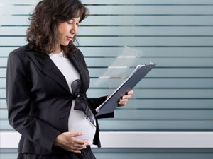 Lei sobre trabalho presencial para grávidas traz segurança, mas afronta STF