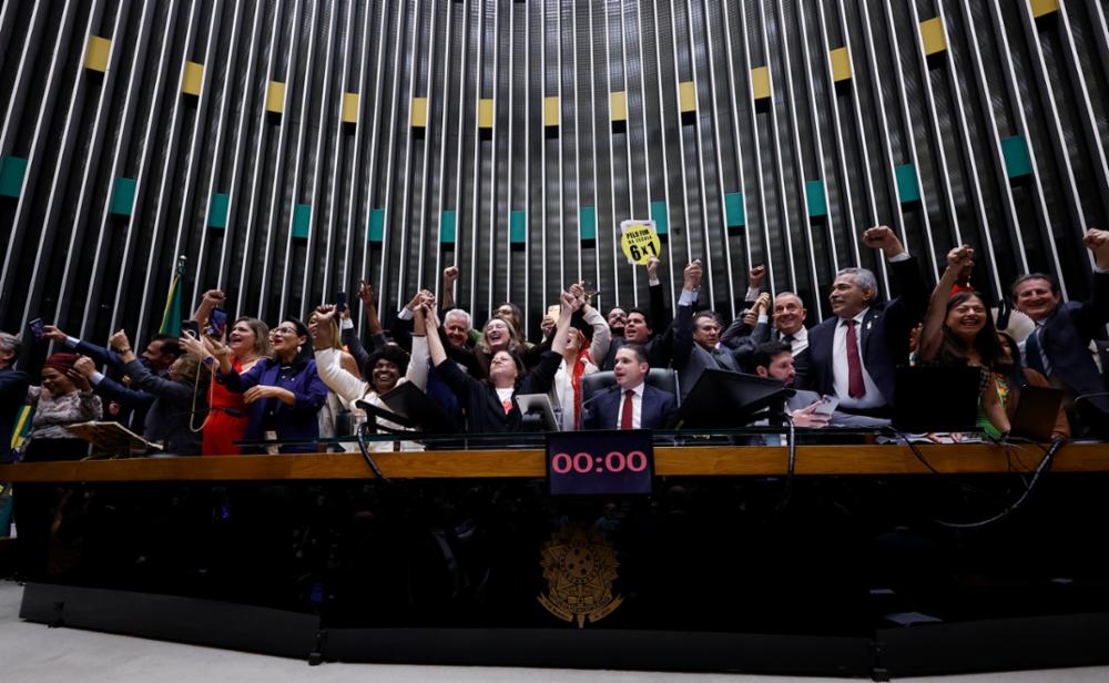 Deputados comemoram aprovação de proposta que reduz jornada de trabalho