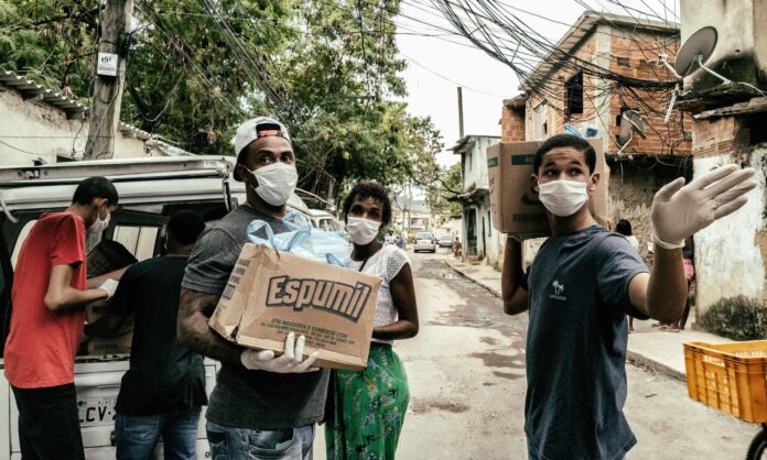 Brasileiro empobrece e contrai dívidas