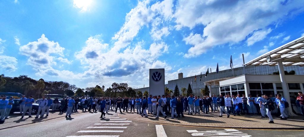 Maioria dos metalúrgicos da Volks de São José dos Pinhais escolhe implantação de vale-mercado na renovação de acordo