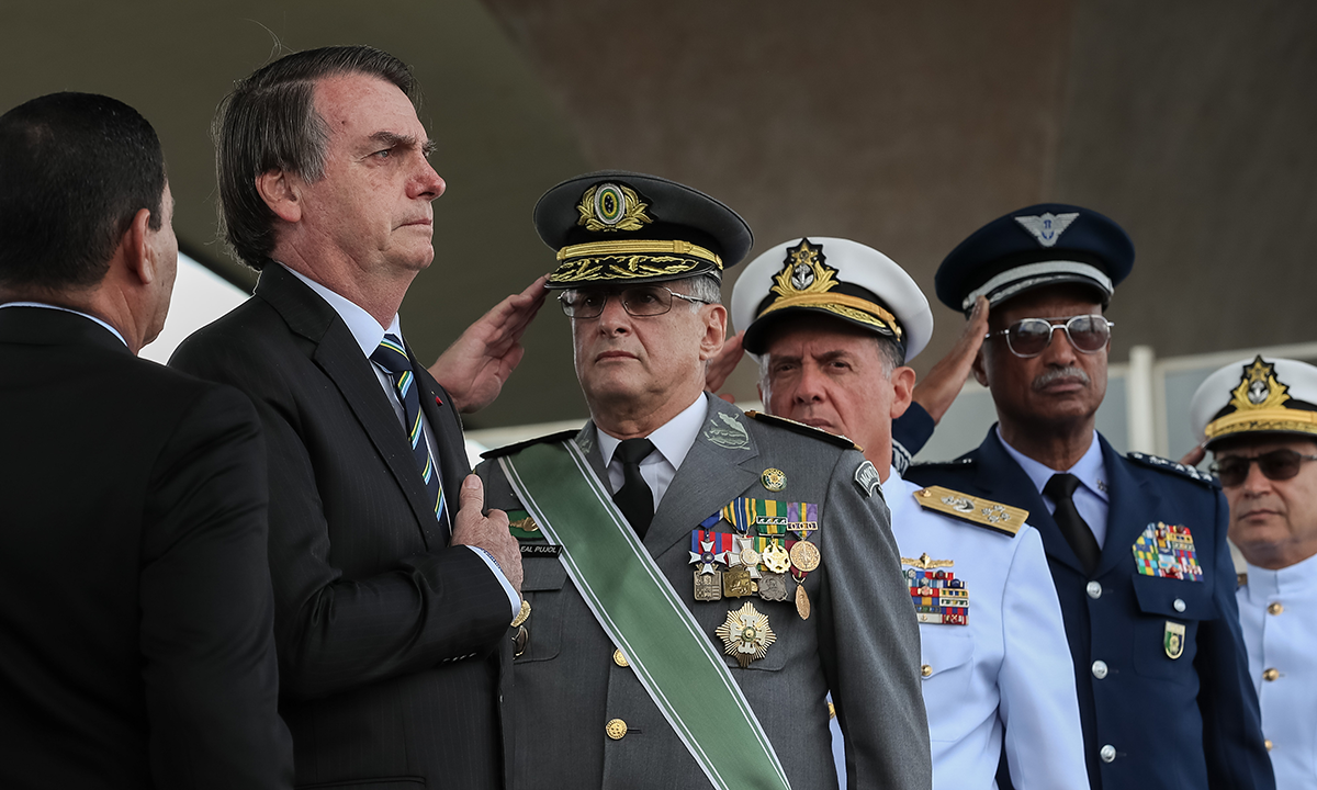 Reinaldo Azevedo: Segundo critérios de Bolsonaro, só há maricas nas Forças Armadas