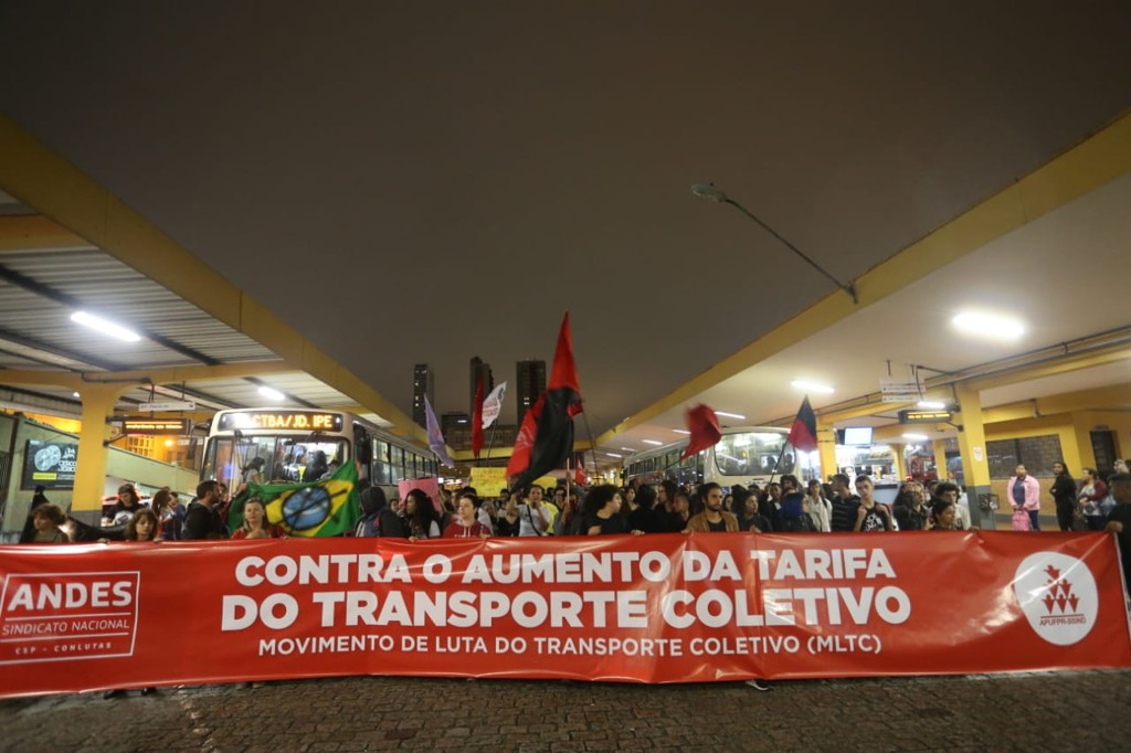 Manifestantes fazem ato contra o aumento da passagem e pedem revisão da licitação do transporte