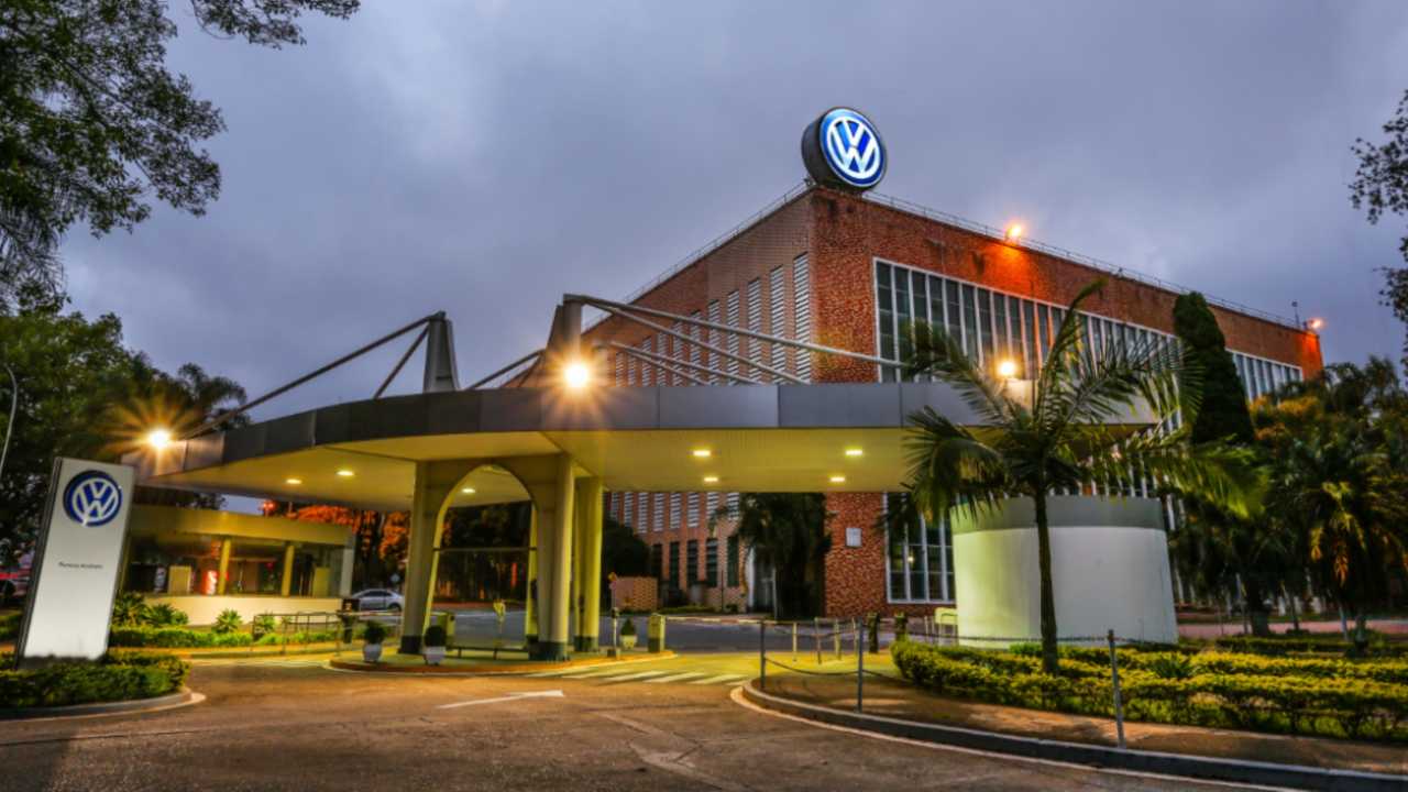 Volkswagen paralisa 3 fábricas por falta de semicondutores