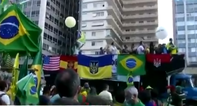 Após PM reprimir antifascistas, bolsonaristas desfilam com bandeiras neonazistas em carro de som na Paulista
