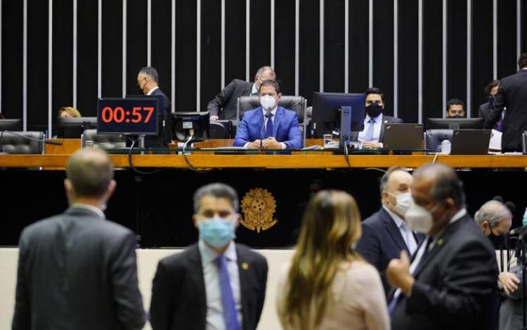 Aprovada medida que abre espaço para volta da redução de jornada e salário no Brasil