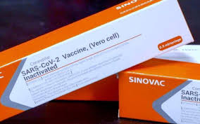 Anvisa alega “evento adverso grave” para suspender estudos da Coronavac, embora incidente não seja relacionado à vacina