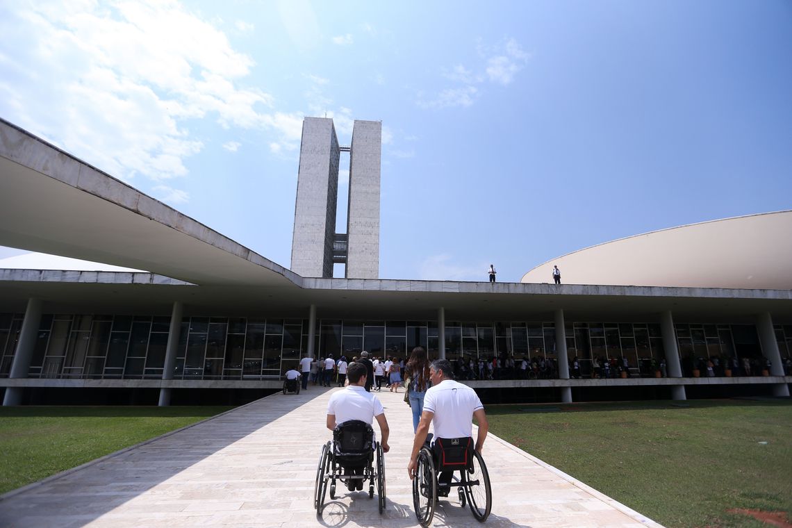Governo encaminha ao Congresso projeto que ataca política de cotas para pessoas com deficiência