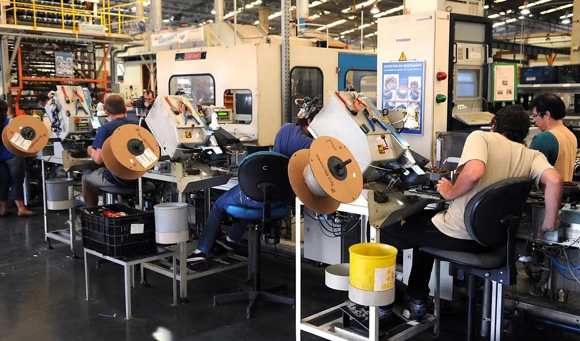 Produção industrial reverte queda e sobe 0,1% em outubro, mostra IBGE