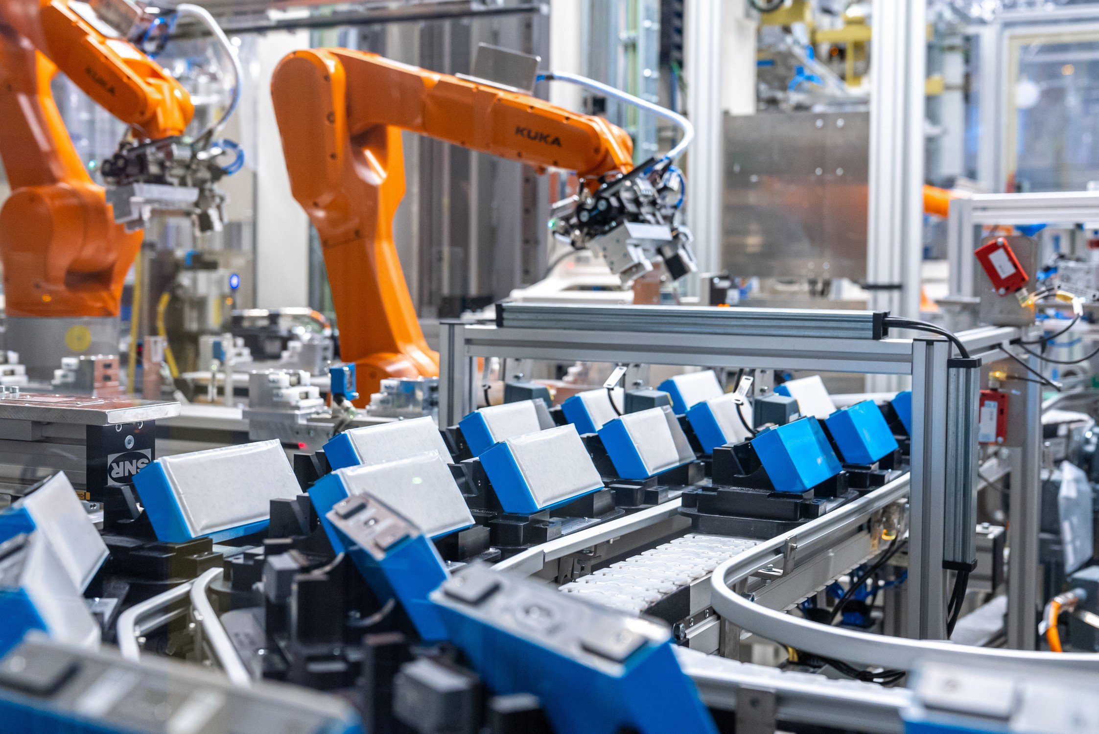 BMW inaugura nova linha de montagem em fábrica de baterias