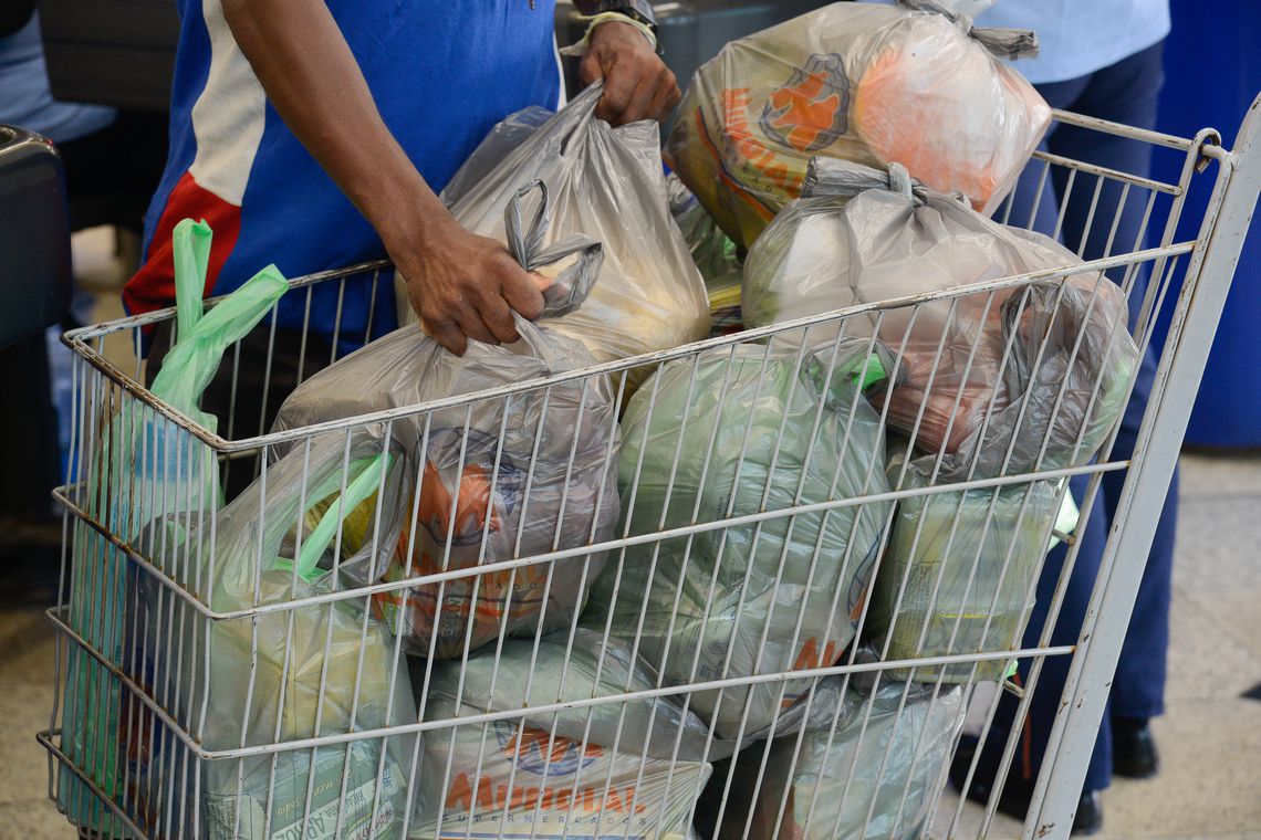 Custo da cesta básica sobre em 11 capitais, diz Dieese