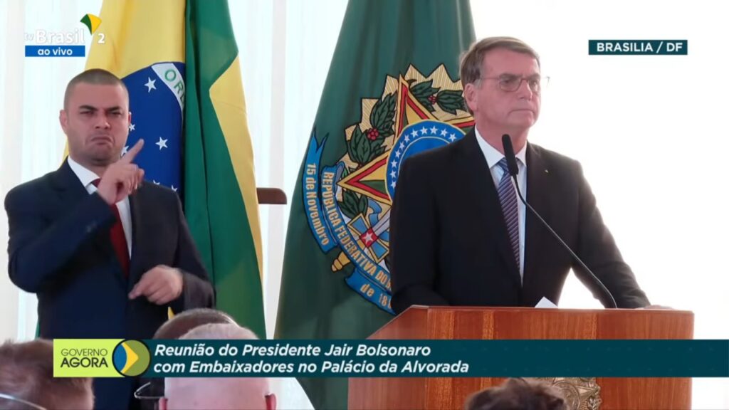Bolsonaro reúne embaixadores para mentir sobre as urnas eletrônicas