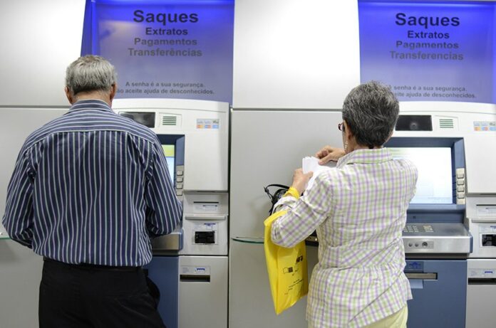 APOSENTADOS DEVEM QUITAR DÍVIDAS COM 13º SALÁRIO ADIANTADO