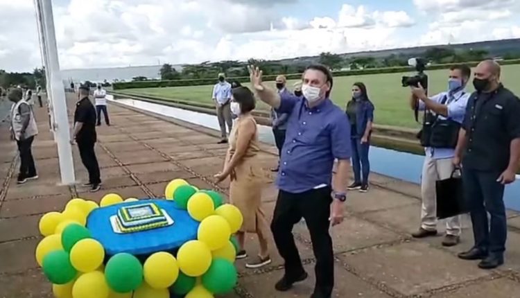 Bolsonaro celebra aniversário com aglomeração e ataque a governadores