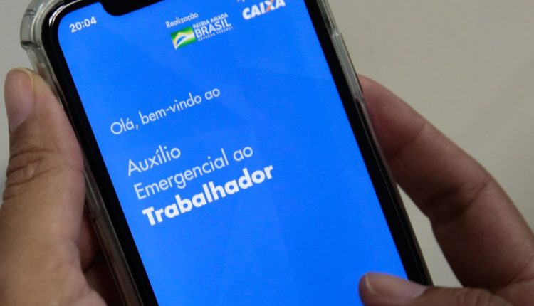 Bolsonaro vai anunciar prorrogação do auxílio com valor de R$ 300 na terça