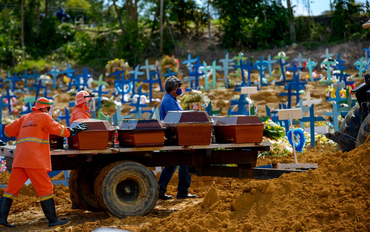 Brasil pode chegar a 600 mil mortes por covid em agosto, alerta Gonzalo Vecina