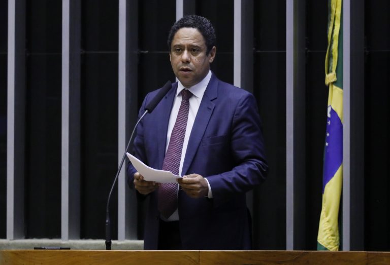 Nova agenda trabalhista de Bolsonaro é golpe contra trabalhador, entende deputado