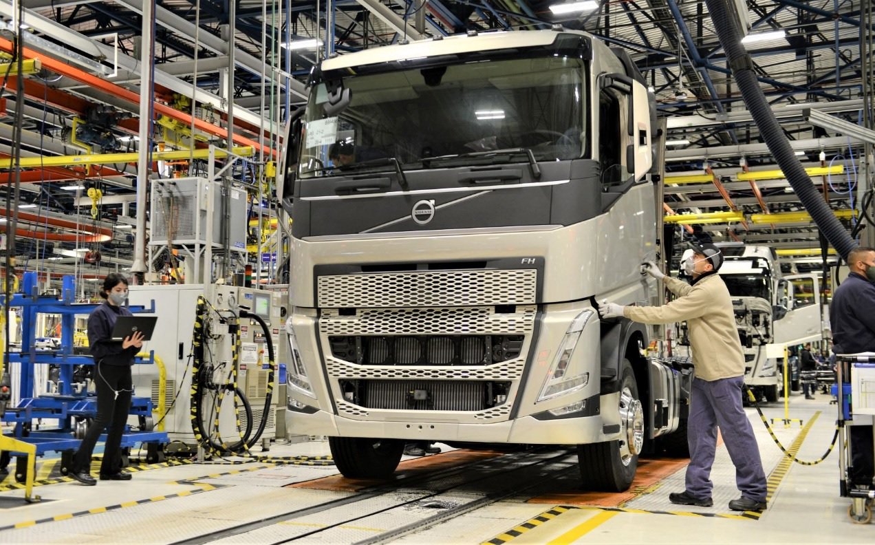 Volvo inicia produção de novos caminhões F em Curitiba